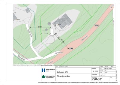 Situasjonsplan som viser bygningens plassering i forhold til vei (Søriveien), naboeiendommer, høydemålerlinjer og dimensjoner for tomt og bygning.