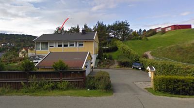 Fotografi av en eksisterende bolig med tilhørende hage og nabolag.