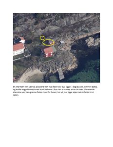 Et luftfoto (satellittbilde) av en kysttomte med flere bygninger, der et alternativt plasseringsalternativ for en bua er markert med gule sirkler.