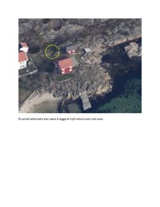 Flyfoto eller satellittbilde av en kysttomte med eksisterende bygninger og et sirkelmarkert område for eventuell nybygging.