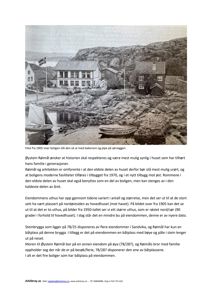 Et svart-hvitt fotografi fra 1905 som viser en bolig med bakerovn og pipe, samt en båt i forgrunnen.