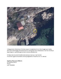 Satellittbilde eller flyfoto av en kysteiendom med steinbrygger, brygge og sjøbu.