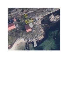 Flyfoto eller satellittbilde av et kystområde med eksisterende bygninger og en markert tomt (gult) for ny bebyggelse.