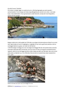 Bildet viser en fotokollasje med to bilder av et hus i Sandøya: øverst et fotografi fra bakken som viser husets front og havet, nederst et flyfoto som viser husets plassering i landskapet. Begge bildene er omgitt av tekstbeskrivelser.