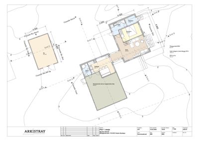 Etasjeplan (Plan 1. etasje) som viser romfordeling, dimensjoner og fasaderetninger for en bygning.