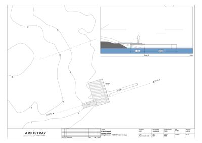 Situasjonsplan som viser plassering av en brygge og en unger på et terreng med konturer (konturlinjer). Planen inkluderer også et snitt (Snitt E) som viser høydeprofilen ved bryggen.