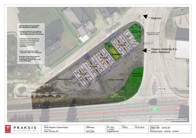 Situasjonsplan (ortofoto) som viser plassering av en ny Tesla-supercharger i forhold til eksisterende infrastruktur, veier og naboeiendommer.