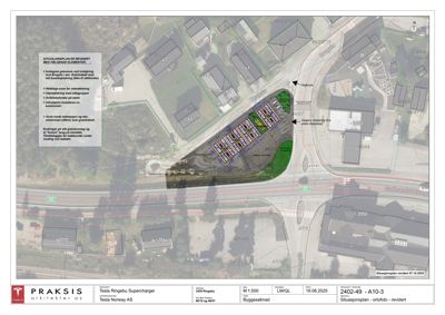 Situasjonsplan med ortofoto som viser tomt, omgivende bygninger, veier og planlagt plassering av Tesla-supercharger.