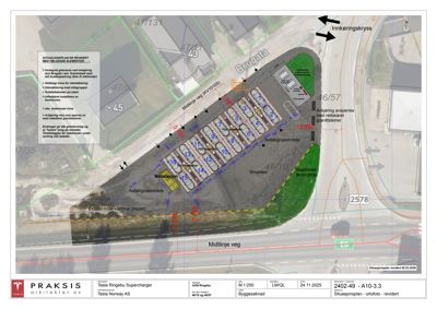 Situasjonsplan for en Tesla Ringebu Supercharger, som viser tomtens beliggenhet, nabolag, veier og planlagte plassering av ladestasjoner.