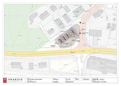 Situasjonsplan (grunnkart) som viser byggefeltet for Tesla Ringebu Supercharger, inkludert nabobebyggelse, veier og topografi.