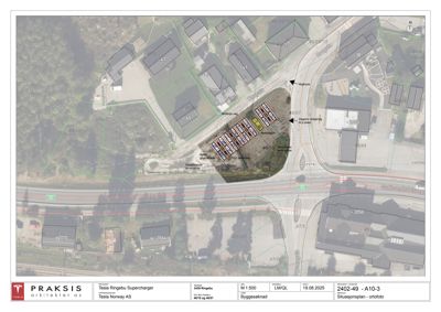 Situasjonsplan med ortofoto som viser bygningenes plassering på tomten i forhold til omgivelsene, veier og høydemål.