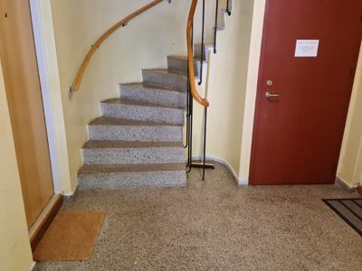 Fotografi av en trapp og en dør i en bygning