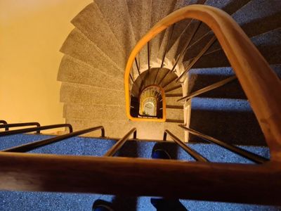 Fotografi av en spiraltrapp sett fra toppen nedover.