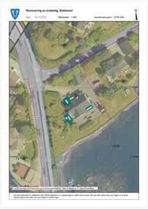 Situasjonsplan som viser eiendommen, naboeiendommer, veier, vann og bygningers plassering med mål.