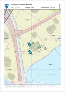 Situasjonsplan som viser tomtens grenser, nabotomter, veier, vannkropp og eksisterende bygninger med mål.