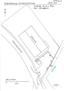 Situasjonsplan som viser tomtens grenser, bygningens plassering, innkjørsel og nabolagsgrenser.