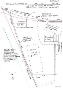 Situasjonsplan som viser forslag til utførelse av ny åpning i autovernet, innkjørsel, plassering av støttemur og biloppstillingsplass med mål og notater.