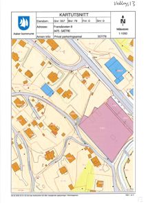 Kartutsnitt (situasjonsplan) som viser eiendomsgrenser, bygninger og infrastruktur i området.