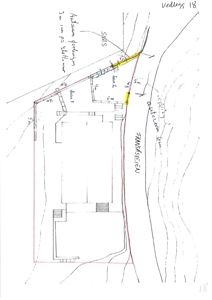 Situasjonsplan som viser bygningens plassering i forhold til eiendomsgranser, veier (Framskjærsveien) og terrengforhold.