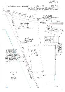 Situasjonsplan som viser forslag til utførelse av innkjørsel, oppstillingsplass, støttemurer og plassering av bil i forhold til vei og autovern.