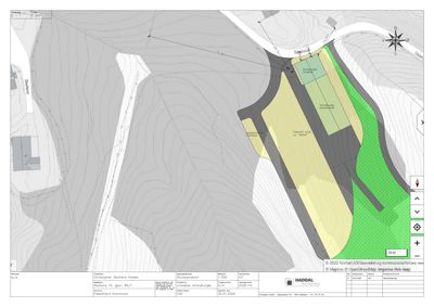 Situasjonsplan som viser tomtens beliggenhet, høydekurver, vei, og planlagt bebyggelse med arealopplysninger.