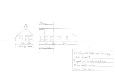 Håndtegnet oppriss (fasade) av en eksisterende hytte med et planlagt tillegg. Tegningen viser mål på vest- og syd-fasaden.