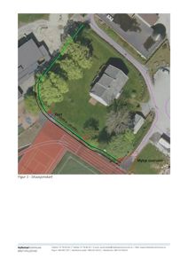 Situasjonskart som viser tomtens grenser, eksisterende bygninger, veier og nabolag.