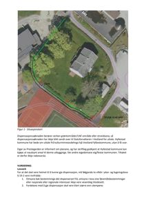 Situasjonskart som viser bygningens plassering i forhold til eiendomsgrenser, naboeiendommer og områder som grøntområde og strandsona.