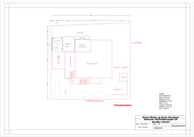 Situasjonsplan som viser tomtens grenser, bygningers plassering, veier og arealoppdelinger.