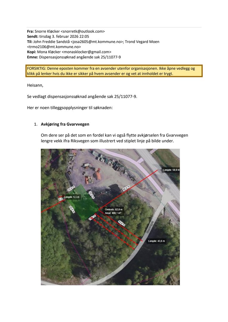 Situasjonsplan som viser en tomt (grønn farge) med angitte mål og en foreslått flytting av avkjørsel (rød stiplert linje) fra Gvarvegen.