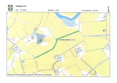 Situasjonsplan som viser tomt, vegnett, vann og bygningsfotavtrykk med en markert grense.