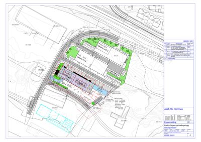 Situasjonsplan som viser tomtens form, konturer, bygningers plassering, tilknyttede veier og infrastruktur.