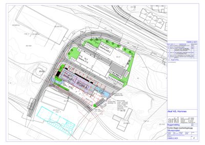Situasjonsplan som viser tomtens form, topografi (konturlinjer), plassering av bygninger, veier, parkeringsplasser og omgivelsene.
