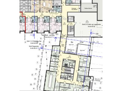 Etasjeplan som viser romfordeling, arealer og snittlinjer for en bygning.