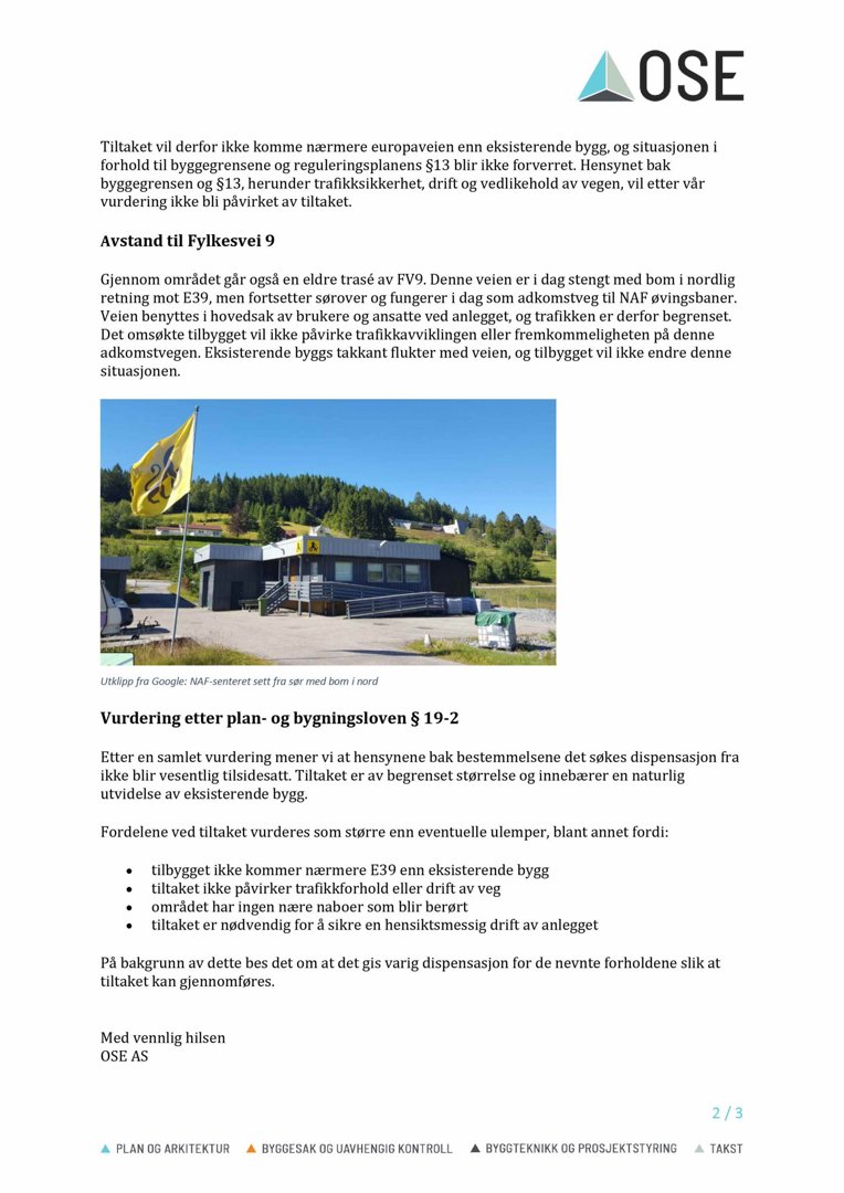 Fotografi av et eksisterende bygg (NAF-øvingsbanen) sett fra sør med bom i nord, inkludert tilhørende tekst og logo.