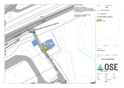 Situasjonsplan som viser bygningens plassering i forhold til veier (R10, Rv9), eiendomsgrenser og topografi.