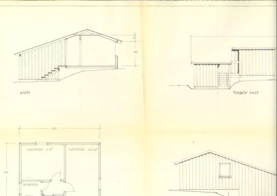 Bildet viser en tegning med et snitt (snitt) og to fasader (fasade vest, samt en ukjent fasade nederst til høyre).