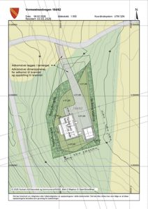 Situasjonsplan som viser tomtens form, høyder, skråningsutforming, adkomstvei og bygningens plassering.
