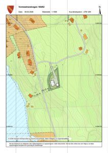 Situasjonsplan som viser tomtens plassering i forhold til nabolag, vei og terrengforhold.