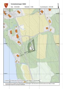Situasjonsplan for tomta på Vormestrandvegen 184/62, som viser topografi, naboeiendommer og bygningsplassering.
