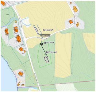 Kart over et område med eiendomsgrenser, veier og infrastruktur (spillvassrør, slamavskiller).