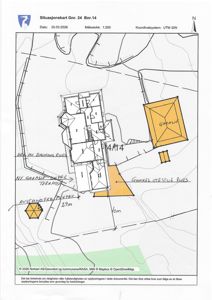 Situasjonskart som viser tomtens grenser, eksisterende og planlagt bygninger (hus og garasje), samt avstander og terrengforhold.