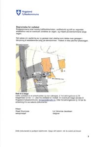 Situasjonsplan som viser bygningenes plassering i forhold til veg og grunneiergrenser.
