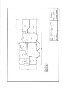 Etasjeplan (1. etasje) som viser romfordeling, dører, vinduer og mål for en garasje/utehus.