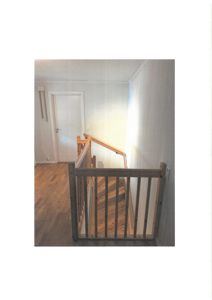 Fotografi av en trapp og en dør i en bolig.