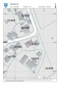 Situasjonsplan som viser eiendomsnummer (f.eks. 42/607), naboeiendommer, vegnett, høydemålerlinjer og koordinatsystem.