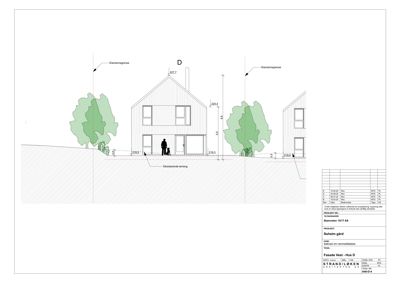 Fasadetegning som viser bygningens utseende fra vest, inkludert høyder, takform og omgivende terreng.