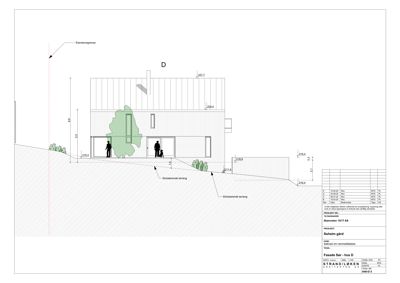 Fasadetegning som viser bygningens utseende sett fra siden, med mål på høyder og terrengforhold.