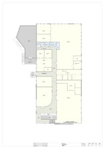 Etasjeplan som viser romfordeling, veggstruktur og inngangsparti i en bygning.