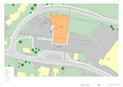 Situasjonsplan som viser bygningens plassering på tomten, tilstøtende veier, parkeringsplasser og omgivende bebyggelse.